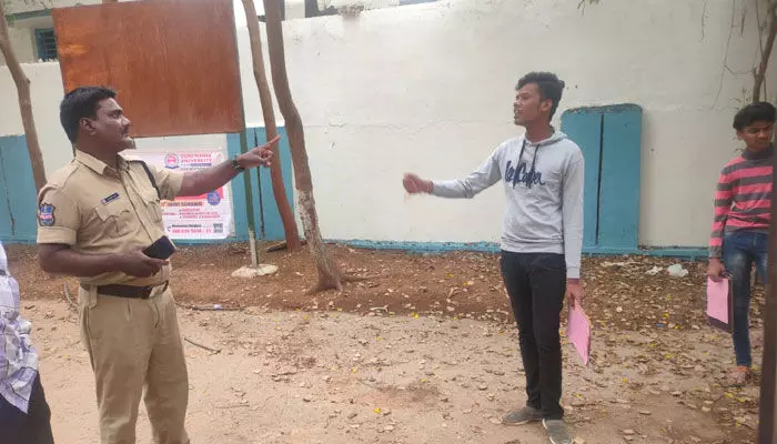 విద్యార్థుల పాలిట శాపంగా మారిన నిమిషం నిబంధన విద్యార్థుల పాలిట శాపంగా మారిన నిమిషం నిబంధన