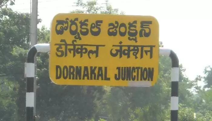 డోర్నకల్లో ఊహించని ఘటన... వెళ్తున్న క్రమంలో సడెన్గా... డోర్నకల్లో ఊహించని ఘటన... వెళ్తున్న క్రమంలో సడెన్గా...