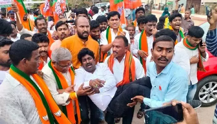 ప్రభుత్వం నిరుద్యోగుల జీవితాలతో చెలగాటం ఆడుతుంది.. ప్రభుత్వం నిరుద్యోగుల జీవితాలతో చెలగాటం ఆడుతుంది..