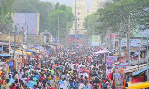 శ్రీశైలానికి తరలి వస్తున్న కన్నడ భక్తులు