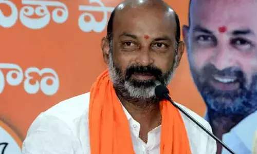 నేడు మహిళా కమిషన్‌కు బండి సంజయ్