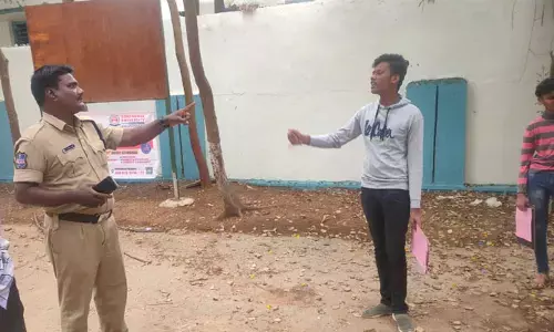 విద్యార్థుల పాలిట శాపంగా మారిన నిమిషం నిబంధన