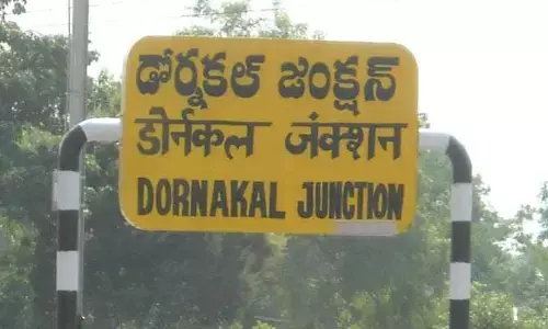 డోర్నకల్‌లో ఊహించని ఘటన... వెళ్తున్న క్రమంలో సడెన్‌గా...