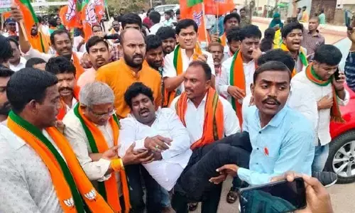 ప్రభుత్వం నిరుద్యోగుల జీవితాలతో చెలగాటం ఆడుతుంది..