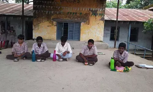 ఆ పాఠశాలలో ఆకలి కేకలు..