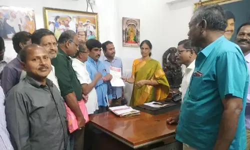 ‘‘మేడం.. మాకు ఉద్యోగాలిచ్చి న్యాయం చేయండి’’