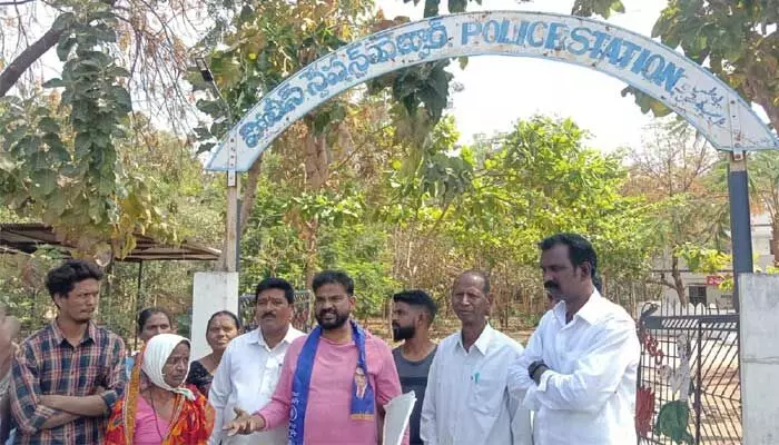 మంత్రి ఇలాకాలో వీడీసీ దౌర్జన్యం.. మంత్రి ఇలాకాలో వీడీసీ దౌర్జన్యం..