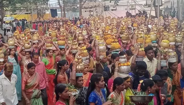 వైభవంగా మల్లన్న జాతర.. కళ్యాణోత్సవంలో పాల్గొన్న మంత్రి మల్లారెడ్డి వైభవంగా మల్లన్న జాతర.. కళ్యాణోత్సవంలో పాల్గొన్న మంత్రి మల్లారెడ్డి