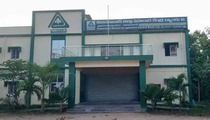 సహకార బ్యాంక్ అధికారులా..? రికవరీ ఏజెంట్ల..? సహకార బ్యాంక్ అధికారులా..? రికవరీ ఏజెంట్ల..?