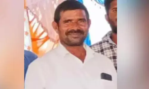అకాల వర్షం... చెట్టు కూలి రైతు మృతి