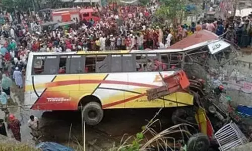 ఘోర ప్రమాదం.. బస్సు కాలువలో పడి 17మంది మృతి