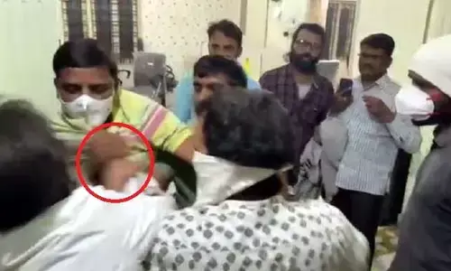 తీన్మార్ మల్లన్న క్యూ న్యూస్ ఆఫీస్‌పై దాడి.. మారణాయుధాలతో బీభత్సం! (వీడియో)
