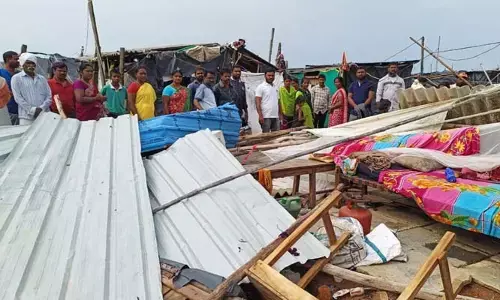 వడగండ్ల వర్షం ఎఫెక్ట్: చెదిరిన గూడు.. రోడ్డున పడిన కుటుంబాలు..