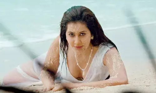 అవకాశాల కోసమేనా ఈ గ్లామర్ షో? రెచ్చిపోతున్న స్టార్ నటి
