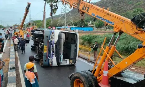 Tuni: అదుపుతప్పి ఆర్టీసీ బస్సు బోల్తా