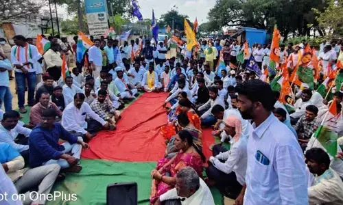 నిఖిత ది ముమ్మాటికీ హత్యే.. అమ్రాబాద్ పీఎస్ ఎదుట అఖిలపక్షాల ధర్నా..