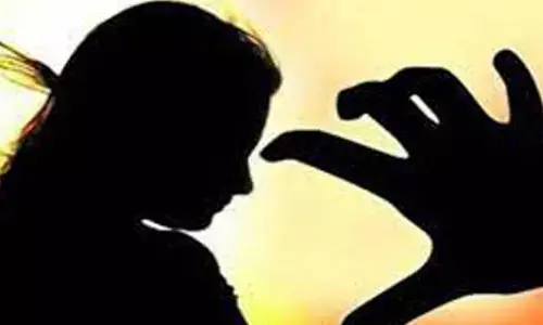 లైంగిక కోరిక తీర్చకుంటే చంపేస్తా..! మహిళా వీఆర్ఏకు వేధింపులు..