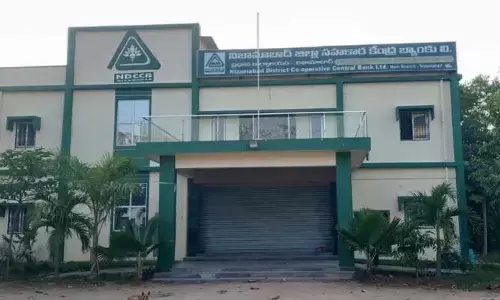 సహకార బ్యాంక్ అధికారులా..? రికవరీ ఏజెంట్ల..?