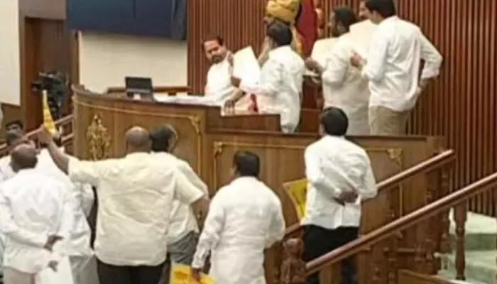 బిగ్ బ్రేకింగ్: AP అసెంబ్లీలో తీవ్ర ఉద్రిక్తత.. సభలోనే TDP ఎమ్మెల్యేపై దాడి! బిగ్ బ్రేకింగ్: AP అసెంబ్లీలో తీవ్ర ఉద్రిక్తత.. సభలోనే TDP ఎమ్మెల్యేపై దాడి!