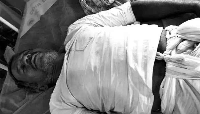 ఆస్పత్రి దగ్గర ఉద్రిక్తత.. వ్యక్తి మృతికి డాక్టర్లే కారణమా? ఆస్పత్రి దగ్గర ఉద్రిక్తత.. వ్యక్తి మృతికి డాక్టర్లే కారణమా?