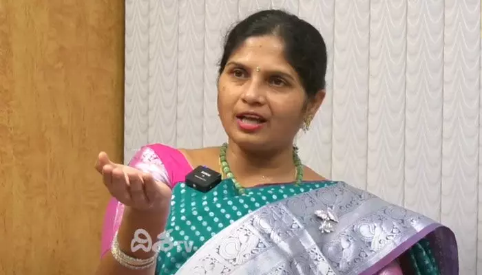 ఎమ్మెల్యే పైలట్ రోహిత్ రెడ్డిని తాండూరు శివారు దాటేదాక కొడ్తా.. టీపీసీసీ అధికార ప్రతినిధి కాల్వ సుజాత ఎమ్మెల్యే పైలట్ రోహిత్ రెడ్డిని తాండూరు శివారు దాటేదాక కొడ్తా.. టీపీసీసీ అధికార ప్రతినిధి కాల్వ సుజాత