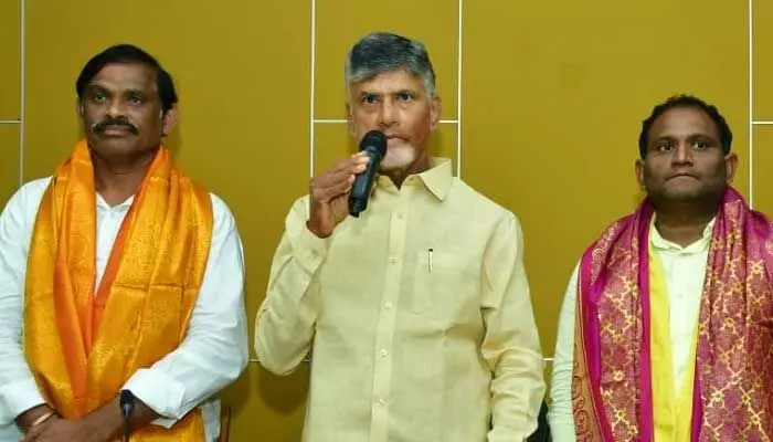 Chandrababu: మమల్ని చంపేస్తారా?.. వైసీపీ నేతలపై తీవ్ర ఆగ్రహం Chandrababu: మమల్ని చంపేస్తారా?.. వైసీపీ నేతలపై తీవ్ర ఆగ్రహం
