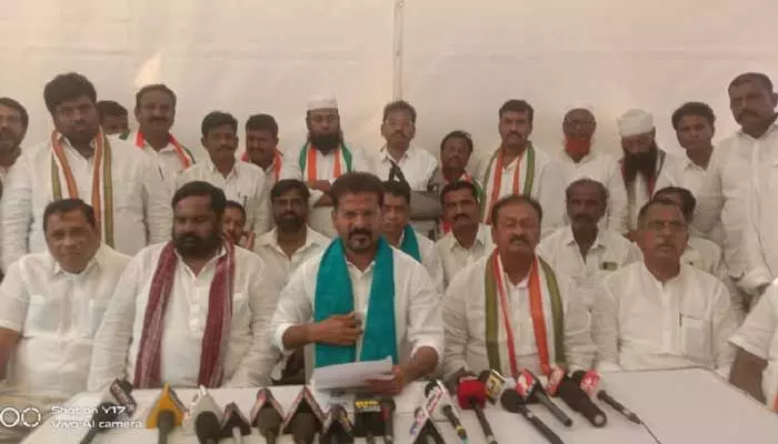 సంతలో సరుకైన టీఎస్పీఎస్సీ పరీక్ష ప్రశ్నాపత్రాలు : టీపీసీసీ అధ్యక్షులు రేవంత్ రెడ్డి సంతలో సరుకైన టీఎస్పీఎస్సీ పరీక్ష ప్రశ్నాపత్రాలు : టీపీసీసీ అధ్యక్షులు రేవంత్ రెడ్డి