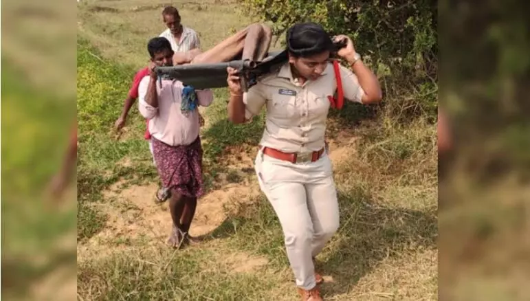 మృతదేహాన్ని భుజాలపై మోసిన మహిళా ఎస్ఐ మృతదేహాన్ని భుజాలపై మోసిన మహిళా ఎస్ఐ