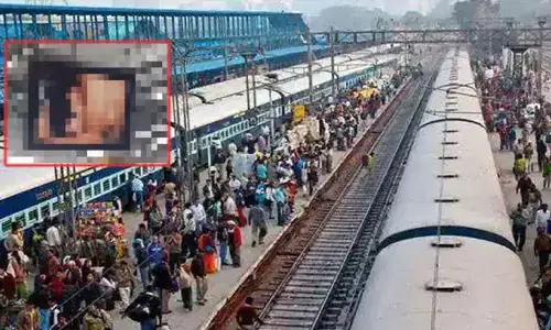 రైల్వే స్టేషన్‌లోని టీవీ స్క్రీన్‌లపై పోర్న్ వీడియో ప్లే (వీడియో)
