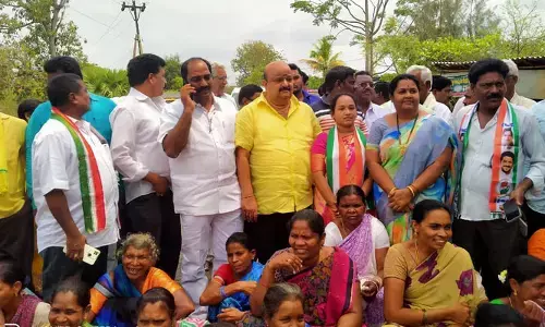 రాస్తారోకోలో చిక్కుకున్న మాజీ ఎంపీ