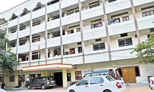 హైదరాబాద్ కలెక్టరేట్ వద్ద ఉద్రిక్తత (వీడియో)