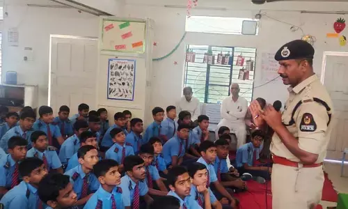 ట్రాఫిక్ నిబంధనలు తప్పనిసరిగా పాటించాలి