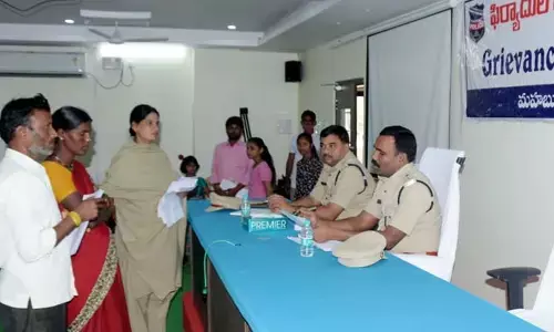 చట్ట వ్యతిరేకుల పట్ల కఠినంగా వ్వవహరించండి : ఎస్పీ నరసింహ