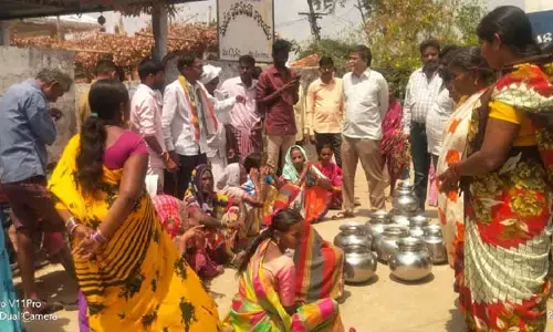 ఎంపీడీవో కార్యాలయం ఎదుట మహిళల ధర్నా..
