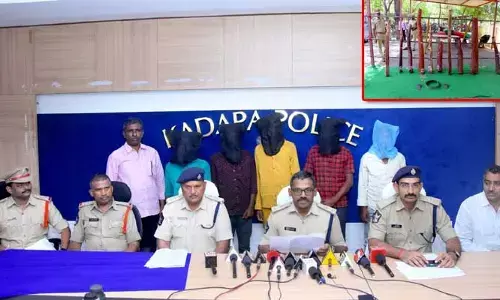 Kadapa: ఐదుగురు స్మగ్లర్ల అరెస్ట్.. 11 ఎర్రచందనం దుంగల పట్టివేత్త