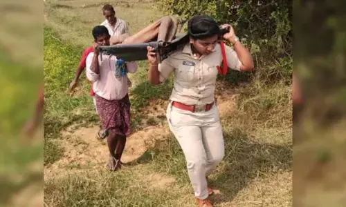 మృతదేహాన్ని భుజాలపై మోసిన మహిళా ఎస్ఐ