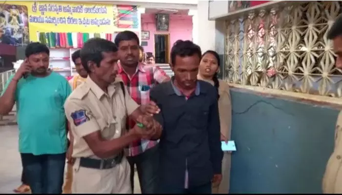 బాసర అమ్మవారి క్షేత్రంలో ఆత్మహత్యాయత్నం.. గతంలోను ఇలానే..! బాసర అమ్మవారి క్షేత్రంలో ఆత్మహత్యాయత్నం.. గతంలోను ఇలానే..!