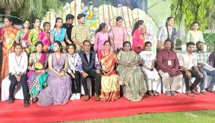 డాక్టర్ ను అభినందించిన గవర్నర్.. డాక్టర్ ను అభినందించిన గవర్నర్..
