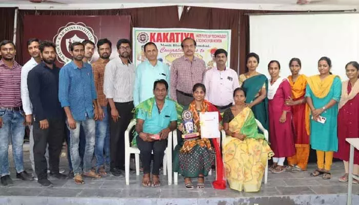 జేఎన్టీయూ ఫలితాల్లో కాకతీయ మహిళా కళాశాల విద్యార్థిని ఫస్ట్.. జేఎన్టీయూ ఫలితాల్లో కాకతీయ మహిళా కళాశాల విద్యార్థిని ఫస్ట్..