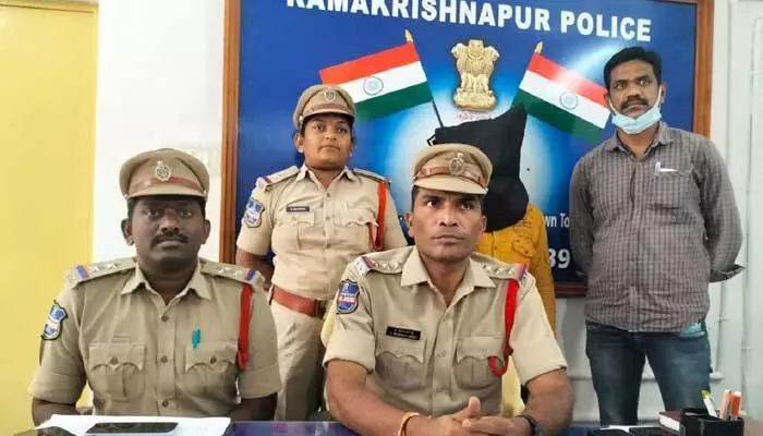 హత్య కేసును ఛేదించిన పోలీసులు.. హత్య కేసును ఛేదించిన పోలీసులు..
