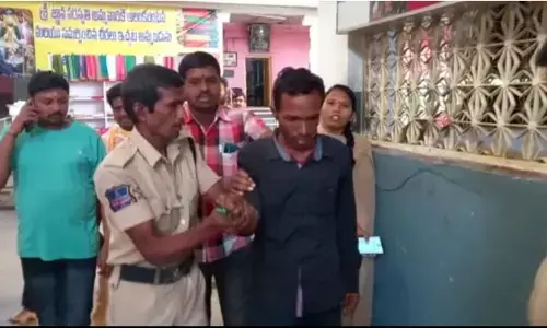 బాసర అమ్మవారి క్షేత్రంలో ఆత్మహత్యాయత్నం.. గతంలోను ఇలానే..!