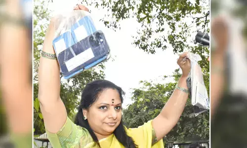 లిక్కర్ కేసులో ట్విస్ట్.. ఫోన్లు మీడియాకు చూపించిన కవిత