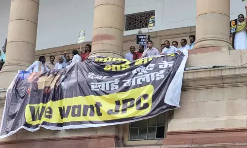 పార్లమెంట్ ఫస్ట్ ఫ్లోర్‌లో విపక్షాల ఆందోళన