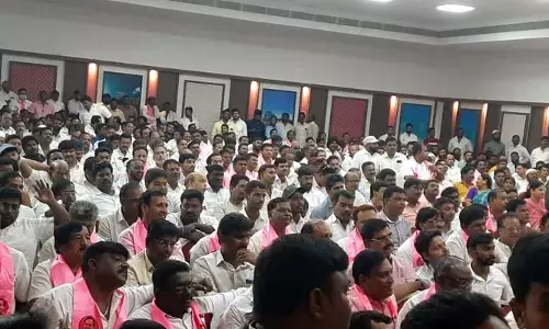 ఎంఐఎంకు ఇచ్చే ప్రియార్టీ తమకు ఇవ్వడం లేదంటూ.. బీఆర్ఎస్ క్యాడర్ ఫైర్