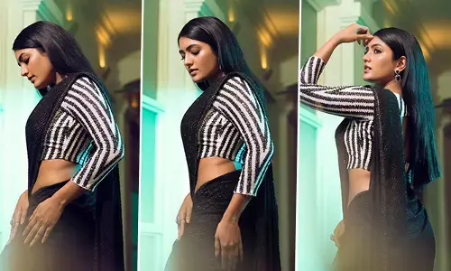 తొడలపై చేతులతో కప్పి.. కవ్విస్తోన్న తెలుగు బ్యూటీ..