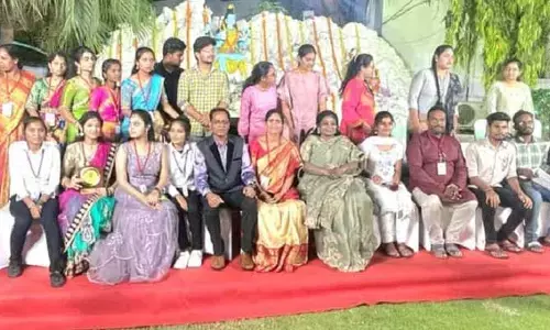 డాక్టర్ ను అభినందించిన గవర్నర్..