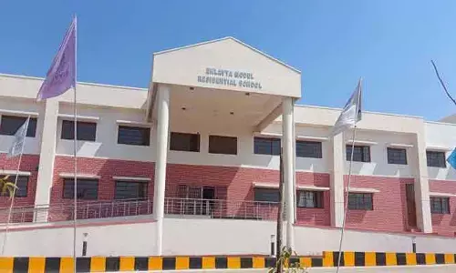 కోట్ల వ్యయంతో నిర్మాణం.. మౌలిక వసతులు మరిచిన అధికారులు.. ఇబ్బందులు పడుతున్న విద్యార్థులు