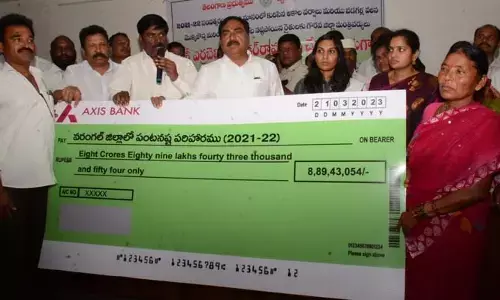 నర్సంపేటలో పంట నష్ట పరిహార చెక్కుల పంపిణీ ప్రారంభం..