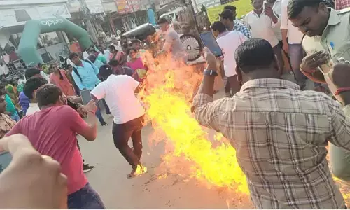 గజ్వేల్ లో డబుల్ లొల్లి: అర్హులకు ఇళ్లు రాలేదంటూ లబ్ధిదారుల నిరసన