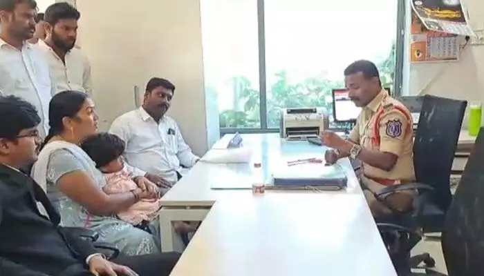 మల్లన్న ఆచూకీ ఎక్కడ...? ఎక్కడున్నాడో చెప్పాలని భార్య మమత డిమాండ్ మల్లన్న ఆచూకీ ఎక్కడ...? ఎక్కడున్నాడో చెప్పాలని భార్య మమత డిమాండ్